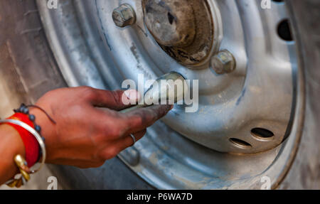 Le remplacement des roues de la voiture sur la route sur leur propre Banque D'Images