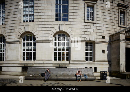 Coin incurvé bombé rotonde bancs Bibliothèque centrale de Manchester, catégorie II* énumérés à la place Saint Pierre par l'architecte E. Vincent Harris Banque D'Images