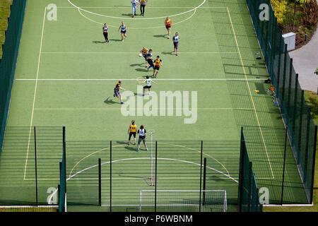 MediacityUK 5 un terrain de football gazon synthétique utilisé pour les filles le netball match Banque D'Images