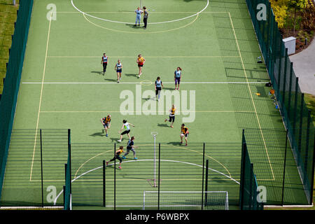 MediacityUK 5 un terrain de football gazon synthétique utilisé pour les filles le netball match Banque D'Images