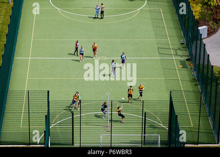 MediacityUK 5 un terrain de football gazon synthétique utilisé pour les filles le netball match Banque D'Images