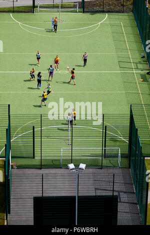 MediacityUK 5 un terrain de football gazon synthétique utilisé pour les filles le netball match Banque D'Images