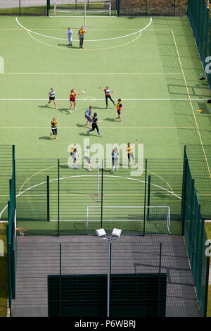 MediacityUK 5 un terrain de football gazon synthétique utilisé pour les filles le netball match Banque D'Images