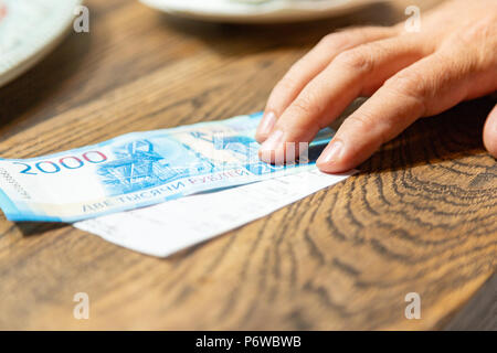 Nouvelle Fédération de billets libellés en roubles 2000 pour payer la facture Banque D'Images