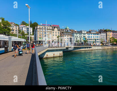 Zurich, Suisse - 30 juin 2018 : immeubles de la partie historique de la ville de Zurich le long de la rivière Limmat, de personnes et de trafic sur la rue - v Banque D'Images
