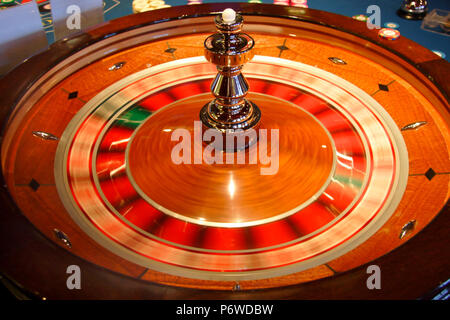 Une roulette tourne en attente de la balle à terre. Banque D'Images