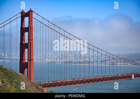 Une fine couche de brouillard obstrue la vue sur le centre-ville de San Francisco et le Golden Gate Bridge sur une fraîche et ensoleillée journée d'été. Banque D'Images