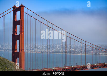 Une fine couche de brouillard obstrue la vue sur le centre-ville de San Francisco et le Golden Gate Bridge sur une fraîche et ensoleillée journée d'été. Banque D'Images