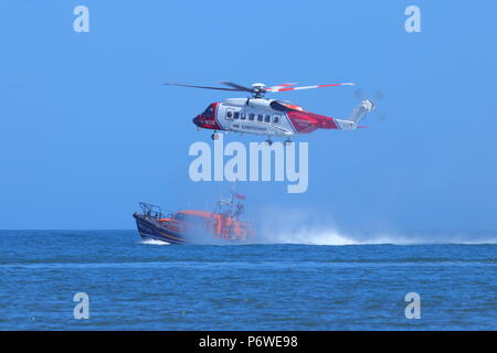 Un hélicoptère Sikorsky S-92 La mise sur un exercice d'entraînement avec le public de sauvetage de la RNLI de Scarborough au cours de la Journée des Forces Armées Nationales Banque D'Images