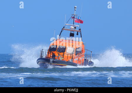 Au cours de sauvetage de la RNLI Scarborough une manifestation publique pour la Journée nationale des Forces Armées Nationales Banque D'Images