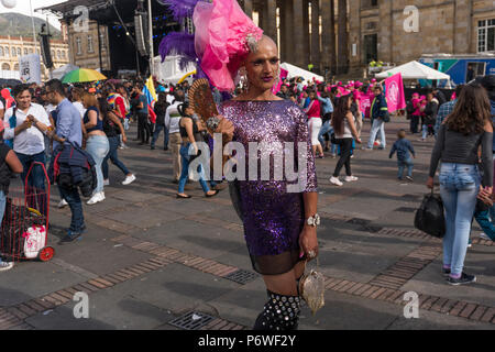 Une personne pose à la Marche des fiertés LGBT dans le centre de la ville de Bogotá Banque D'Images