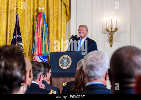 Le président Donald J. Trump donne à ses remarques au cours de la cérémonie de remise de la médaille d'honneur de l'armée américaine- alors le 1er Garlin M. Conner à la Maison Blanche, à Washington, D.C., le 26 juin 2018. Conner a reçu à titre posthume la Médaille d'Honneur pour des actions tout en agissant comme un agent de renseignement avec le Siège de l'entreprise et de l'Administration centrale, 3e Bataillon, 7e Régiment d'infanterie, 3ème Division d'infanterie, durant la Seconde Guerre mondiale le 24 janvier 1945. (U.S. Photo de l'armée par la CPS. Anna Pol) Banque D'Images