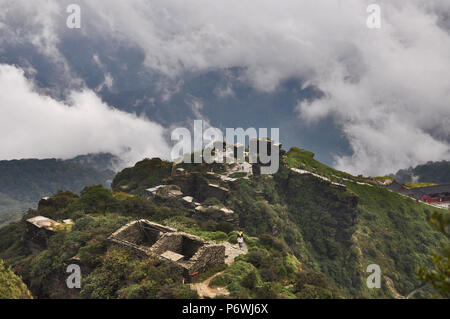 Tongren, Tongren, Chine. 3 juillet, 2018. Tongren, CHINE-Fanjing Mountain, situé à Tongren, dans la province du Guizhou en Chine du sud-ouest, a été ajouté à la liste du patrimoine naturel à la 42e session du Comité du patrimoine mondial à Manama, Bahreïn.Fanjing Mountain est à la maison à une variété d'animaux sauvages. En ce moment, 31 plantes menacées et 19 espèces animales menacées vivent dans cette zone protégée. La Chine a maintenant 53 sites inscrits sur la liste du patrimoine mondial de l'UNESCO. Crédit : SIPA Asie/ZUMA/Alamy Fil Live News Banque D'Images