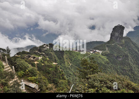 Tongren, Tongren, Chine. 3 juillet, 2018. Tongren, CHINE-Fanjing Mountain, situé à Tongren, dans la province du Guizhou en Chine du sud-ouest, a été ajouté à la liste du patrimoine naturel à la 42e session du Comité du patrimoine mondial à Manama, Bahreïn.Fanjing Mountain est à la maison à une variété d'animaux sauvages. En ce moment, 31 plantes menacées et 19 espèces animales menacées vivent dans cette zone protégée. La Chine a maintenant 53 sites inscrits sur la liste du patrimoine mondial de l'UNESCO. Crédit : SIPA Asie/ZUMA/Alamy Fil Live News Banque D'Images