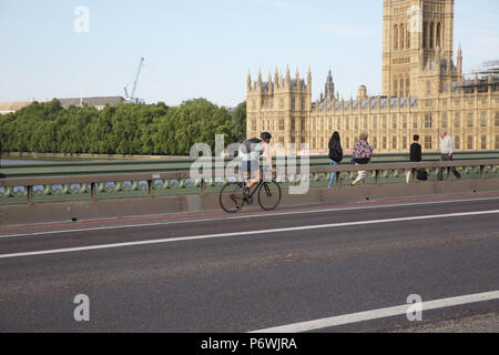 Londres, Royaume-Uni. 3 juillet, 2018. Les banlieusards profiter du soleil sur le pont de Westminster sur leur façon de travailler dans le centre de Londres, comme les prévisions météorologiques est de rester chaude et ensoleillée pour peut-être le mois prochain. Cette chaleur extrême est très inhabituel pour le Royaume-Uni et en 1976 a été la dernière fois que nous avons eu de telles températures en continu. Credit : Keith Larby/Alamy Live News Banque D'Images