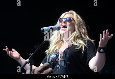 Milwaukee, Wisconsin, États-Unis. 29 Juin, 2018. Chanteur auteur-compositeur Hannah Anders effectue live au Festival Park pendant Henry Maier Summerfest à Milwaukee, Wisconsin. Ricky Bassman/Cal Sport Media/Alamy Live News Banque D'Images