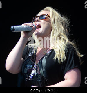 Milwaukee, Wisconsin, États-Unis. 29 Juin, 2018. Chanteur auteur-compositeur Hannah Anders effectue live au Festival Park pendant Henry Maier Summerfest à Milwaukee, Wisconsin. Ricky Bassman/Cal Sport Media/Alamy Live News Banque D'Images