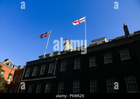 London UK. 3e juillet 2018. Le drapeau de l'Angleterre avec St Georges Cross vole depuis le mât au-dessus de Downing Street aux côtés de l'Union Jack à l'appui de l'équipe d'Angleterre que l'Angleterre contre jouer Colombie-britannique dans les stades de knock out le tournoi de la Coupe du Monde en Russie Crédit : amer ghazzal/Alamy Live News Banque D'Images