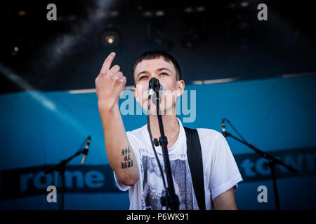 Roskilde, Danemark. 07 juillet, 2018. Le Danemark, Roskilde - Juillet 2, 2018. L'Agence suédoise de noise rock band Rome n'est pas une ville effectue un concert live au cours de la Danish music festival Festival de Roskilde en 2018. Ici chanteur et guitariste Kajsa Poidnak est vu sur scène. (Photo crédit : Gonzales Photo/Alamy Live News Banque D'Images