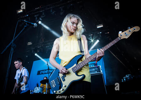 Roskilde, Danemark. 07 juillet, 2018. Le Danemark, Roskilde - Juillet 2, 2018. L'Agence suédoise de noise rock band Rome n'est pas une ville effectue un concert live au cours de la Danish music festival Festival de Roskilde en 2018. Ici bassiste Emma Wättring est vu sur scène. (Photo crédit : Gonzales Photo/Alamy Live News Banque D'Images