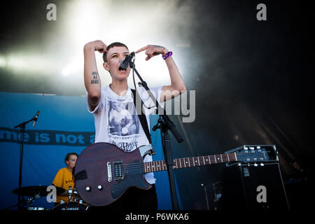 Roskilde, Danemark. 07 juillet, 2018. Le Danemark, Roskilde - Juillet 2, 2018. L'Agence suédoise de noise rock band Rome n'est pas une ville effectue un concert live au cours de la Danish music festival Festival de Roskilde en 2018. Ici chanteur et guitariste Kajsa Poidnak est vu sur scène. (Photo crédit : Gonzales Photo/Alamy Live News Banque D'Images