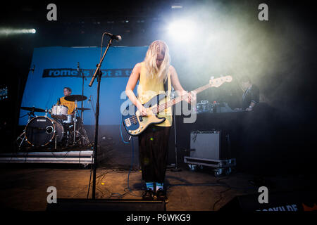 Roskilde, Danemark. 07 juillet, 2018. Le Danemark, Roskilde - Juillet 2, 2018. L'Agence suédoise de noise rock band Rome n'est pas une ville effectue un concert live au cours de la Danish music festival Festival de Roskilde en 2018. Ici bassiste Emma Wättring est vu sur scène. (Photo crédit : Gonzales Photo/Alamy Live News Banque D'Images