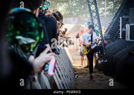 Roskilde, Danemark. 07 juillet, 2018. Le Danemark, Roskilde - Juillet 2, 2018. L'Agence suédoise de noise rock band Rome n'est pas une ville effectue un concert live au cours de la Danish music festival Festival de Roskilde en 2018. Ici chanteur et guitariste Kajsa Poidnak est vu sur scène. (Photo crédit : Gonzales Photo/Alamy Live News Banque D'Images