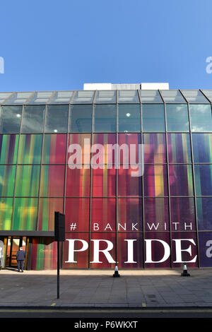 Strand, London, UK. 3e juillet 2018. Banque privée Coutts sur le volet soutient avec fierté 2018 de couleur arc-en-windows. Crédit : Matthieu Chattle/Alamy Live News Banque D'Images