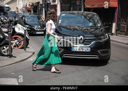 Paris, Frankreich. 1er juillet 2018. Elena se tenant devant de l'Aganovich défilé lors de la Fashion Week Haute Couture à Paris - 1 juillet 2018 - Crédit : Manhattan Piste ***pour un usage éditorial uniquement*** | Verwendung weltweit/dpa/Alamy Live News Banque D'Images