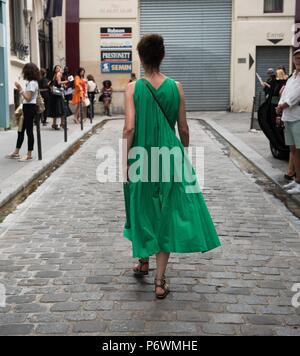 Paris, Frankreich. 1er juillet 2018. Amélie posant dehors du défilé Aganovich durant la Haute Couture Fashion Week à Paris - 1 juillet 2018 - Crédit : Manhattan Piste ***pour un usage éditorial uniquement*** | Verwendung weltweit/dpa/Alamy Live News Banque D'Images