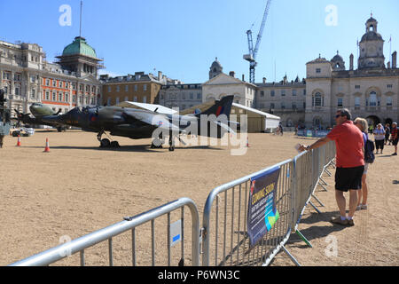 Londres, Royaume-Uni. 3 juillet, 2018. Divers 2 aéronefs Hawker Typhoon, et Sidderley à réaction militaires sont installés dans Horse Guards Parade dans le cadre de réparations pour le prochain centenaire anniversaire de la Royal Air Force Crédit : amer ghazzal/Alamy Live News Banque D'Images