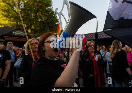 Cracovie, Pologne. 2 juillet, 2018. Une femme crie des slogans qu'ils se rassemblent pour protester contre un projet de loi pour serrer l'avortement à Cracovie. Aujourd'hui, 2 juillet, le Parlement polonais a dirigé l'élaboration de la loi sur l'interdiction de l'avortement en raison de l'inamovibles défauts du foetus à la commission. Credit : Omar Marques/SOPA Images/ZUMA/Alamy Fil Live News Banque D'Images