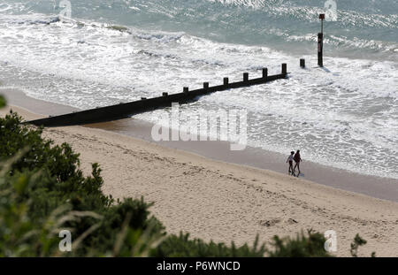 Bournemouth, Royaume-Uni. 3e juillet 2018. Des kilomètres de plages de sable doré le long de la côte à Bournemouth et Poole, dans le Dorset à inviter dans la canicule. Bournemouth, Dorset, UK. Crédit : Richard Crease/Alamy Live News Banque D'Images