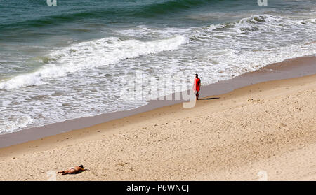 Bournemouth, Royaume-Uni. 3e juillet 2018. Des kilomètres de plages de sable doré le long de la côte à Bournemouth et Poole, dans le Dorset à inviter dans la canicule. Bournemouth, Dorset, UK. Crédit : Richard Crease/Alamy Live News Banque D'Images