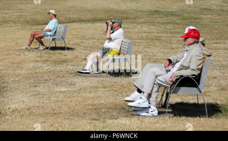 Bournemouth, Royaume-Uni. 3e juillet 2018. clifftop à Bournemouth dans le Dorset à inviter dans la canicule. Bournemouth, Dorset, UK. Crédit : Richard Crease/Alamy Live News Banque D'Images