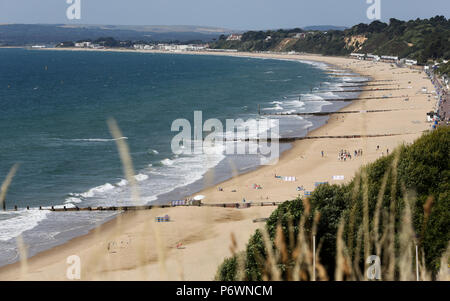 Bournemouth, Royaume-Uni. 3e juillet 2018. Des kilomètres de plages de sable doré le long de la côte à Bournemouth et Poole, dans le Dorset à inviter dans la canicule. Bournemouth, Dorset, UK. Crédit : Richard Crease/Alamy Live News Banque D'Images