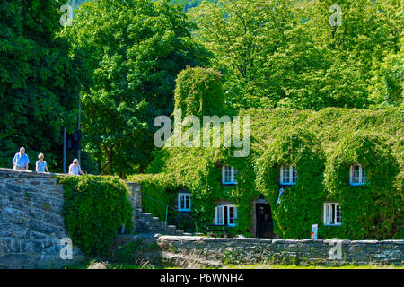 Conwy, au nord du Pays de Galles, UK - avec une haute pression et une vague de chaleur dans le ROYAUME UNI reste pour quelques jours voire des semaines à venir quelle meilleure façon de faire usage de la météo que de garder cool qu'une visite et d'une tasse de thé à la Tu Hwnt j'r Bon Salons de thé sur la rive de la rivière Conwy, Conwy, Pays de Galles Banque D'Images