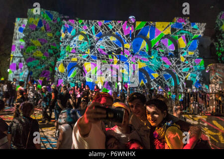 Jérusalem, Israël. 2 juillet, 2018. Une famille prend un en Selfies Philipp Geist dérive avec 'Time' spectacle léger à Batei Mahse dans le quartier juif de la vieille ville de Jérusalem pendant la Fête des Lumières 2018. C'est le 10e anniversaire du festival, festival, Israël, Jérusalem, Jérusalem. Le Festival des lumières dans la vieille ville, juive, qui attire des centaines de milliers de visiteurs dans la vieille ville de Jérusalem, qui est éclairé par de nombreuses sculptures d'éclairage et de crédit montre : Yagil Henkin/Alamy Live News Banque D'Images