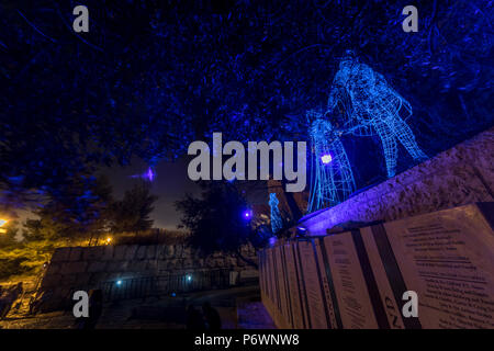 Jérusalem, Israël. 2 juillet, 2018. Alexander Reichstein 'invités' fantomatique sculpture de lumière près des remparts de la vieille ville de Jérusalem, au cours de la Fête des Lumières 2018. C'est le 10e anniversaire du festival, qui attire des centaines de milliers de visiteurs dans la vieille ville de Jérusalem. Credit : Yagil Henkin/Alamy Live News Banque D'Images