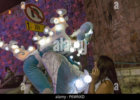 Jérusalem, Israël. 2 juillet, 2018. Un danseur avec des vêtements lumineux fonctionne à la vieille ville pendant la Fête des Lumières 2018. C'est le 10e anniversaire du festival, qui attire des centaines de milliers de visiteurs dans la vieille ville de Jérusalem, qui est éclairé par de nombreuses sculptures d'éclairage et de crédit montre : Yagil Henkin/Alamy Live News Banque D'Images