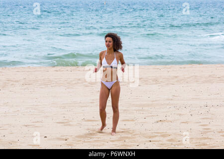 Bournemouth, Dorset, UK. 3 juillet, 2018. Météo France : hazy sunshine, mais encore chaud et avec une agréable brise fraîche comme sunseekers chef à la mer. Credit : Carolyn Jenkins/Alamy Live News Banque D'Images