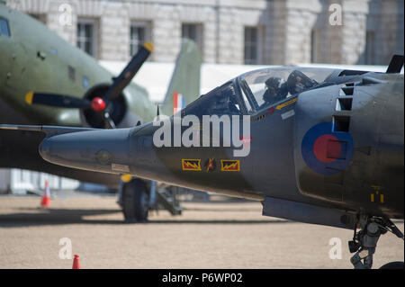 Horse Guards Parade, Londres, Royaume-Uni. 3 juillet, 2018. Une variété d'avions de la RAF d'hier et d'aujourd'hui, y compris un Harrier GR3 chasseur VTOL, un ancien combattant de la guerre des Malouines, sont assemblés sur la place du centre de Londres dans le cadre de la RAF100 Tour of Britain, célébrant le centenaire de la RAF. Credit : Malcolm Park/Alamy Live News. Banque D'Images