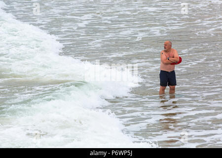 Bournemouth, Dorset, UK. 3 juillet, 2018. Météo France : hazy sunshine, mais encore chaud et avec une agréable brise fraîche comme sunseekers chef à la mer. Credit : Carolyn Jenkins/Alamy Live News Banque D'Images