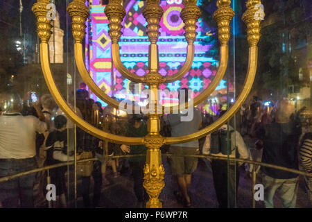 Jérusalem, Israël. 2 juillet, 2018. Un centre de loisirs du deuxième temple's Gold Menorah (candélabre), se place en avant de l'appareil de Tom Dekyvere Florius 'lumière', qui est projetée sur les murs de 'HaHurva' ('La ruine') synagogue de la vieille ville de Jérusalem pendant la Fête des Lumières 2018. C'est le 10e anniversaire du festival, festival, Israël, Jérusalem, Jérusalem. Le Festival des lumières dans la vieille ville, juive, qui attire des centaines de milliers de visiteurs dans la vieille ville de Jérusalem, qui est éclairé par de nombreuses sculptures d'éclairage et de crédit montre : Yagil Henkin/Alamy Live News Banque D'Images