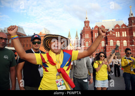 Moscou, Russie. 2e juillet 2018. Fans colombiens danser et chanter dans le Kremlin de Moscou square attendant la Colombie angleterre match PENDANT LA COUPE DU MONDE DE LA FIFA 2018. Crédit : marco iacobucci/Alamy Live News Banque D'Images