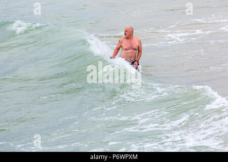 Bournemouth, Dorset, UK. 3e juillet 2018. Météo France : hazy sunshine, mais encore chaud et avec une agréable brise fraîche comme sunseekers chef à la mer. Credit : Carolyn Jenkins/Alamy Live News Banque D'Images