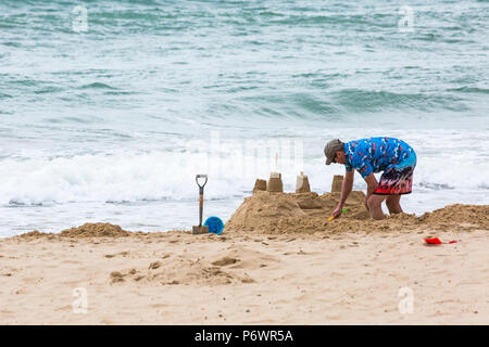 Bournemouth, Dorset, UK. 3e juillet 2018. Météo France : hazy sunshine, mais encore chaud et avec une agréable brise fraîche comme sunseekers chef à la mer. Credit : Carolyn Jenkins/Alamy Live News Banque D'Images