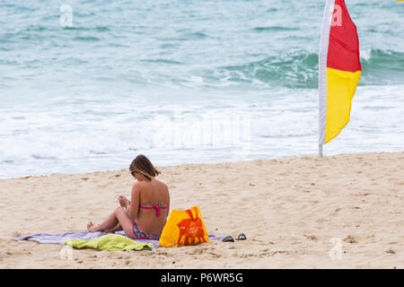 Bournemouth, Dorset, UK. 3e juillet 2018. Météo France : hazy sunshine, mais encore chaud et avec une agréable brise fraîche comme sunseekers chef à la mer. Credit : Carolyn Jenkins/Alamy Live News Banque D'Images