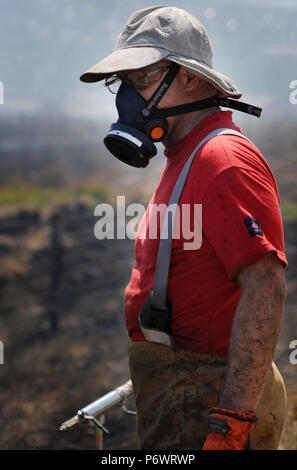 Bolton, Lancashire, UK. 2 juillet, 2018. Les pompiers de Lancashire et autres forces continuent de s'attaquer à un énorme incendie landes sur la colline d'hiver près de Bolton, Lancashire. Le brasier a été commencé et délibérément fait rage pendant six jours couvrant une superficie de 7 kilomètres carrés. Les pompiers de la Lancaster inscrivez-vous dans l'effort à l'aide de tiges de pénétration du sol pour combattre le feu au-dessous du sol. Banque D'Images