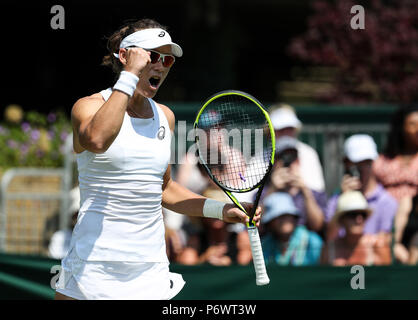 Wimbledon, Londres, Royaume-Uni. 3 juillet, 2018. Samantha Stosur de l'Australie célèbre après la première série de match contre Peng Shuai de Chine au championnat 2018 de Wimbledon à Londres, la Grande-Bretagne, le 3 juillet 2018. Samantha Stosur a remporté 2-0. (Xinhua/Tang Shi) Credit : Xinhua/Alamy Live News Banque D'Images